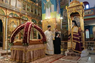 Αίγιο: Πλήθος πιστών στη συνάντηση των Επιταφίων στην κεντρική πλατεία ΦΩΤΟ