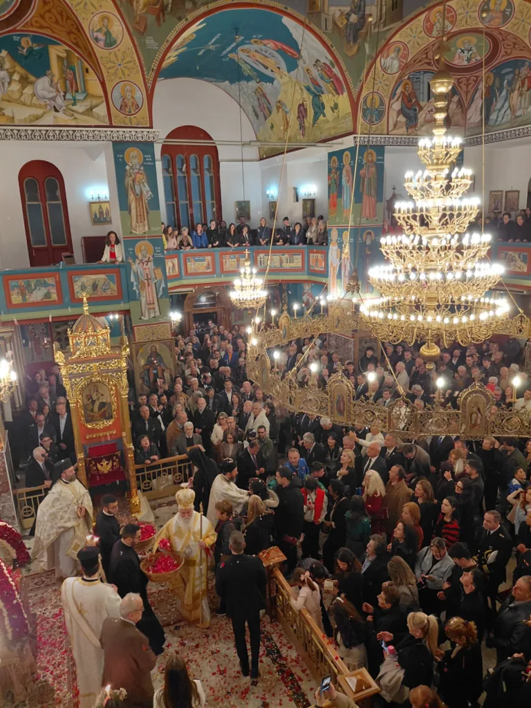 Αίγιο: Πλήθος πιστών στη συνάντηση των Επιταφίων στην κεντρική πλατεία ΦΩΤΟ Αίγιο: Πλήθος πιστών στη συνάντηση των Επιταφίων στην κεντρική πλατεία ΦΩΤΟ