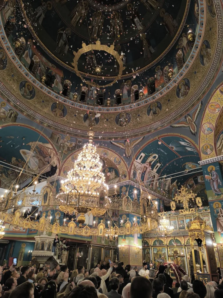 Αίγιο: Πλήθος πιστών στη συνάντηση των Επιταφίων στην κεντρική πλατεία ΦΩΤΟ