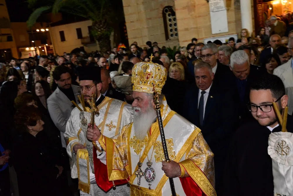 Αίγιο: Πλήθος πιστών στη συνάντηση των Επιταφίων στην κεντρική πλατεία ΦΩΤΟ Αίγιο: Πλήθος πιστών στη συνάντηση των Επιταφίων στην κεντρική πλατεία ΦΩΤΟ