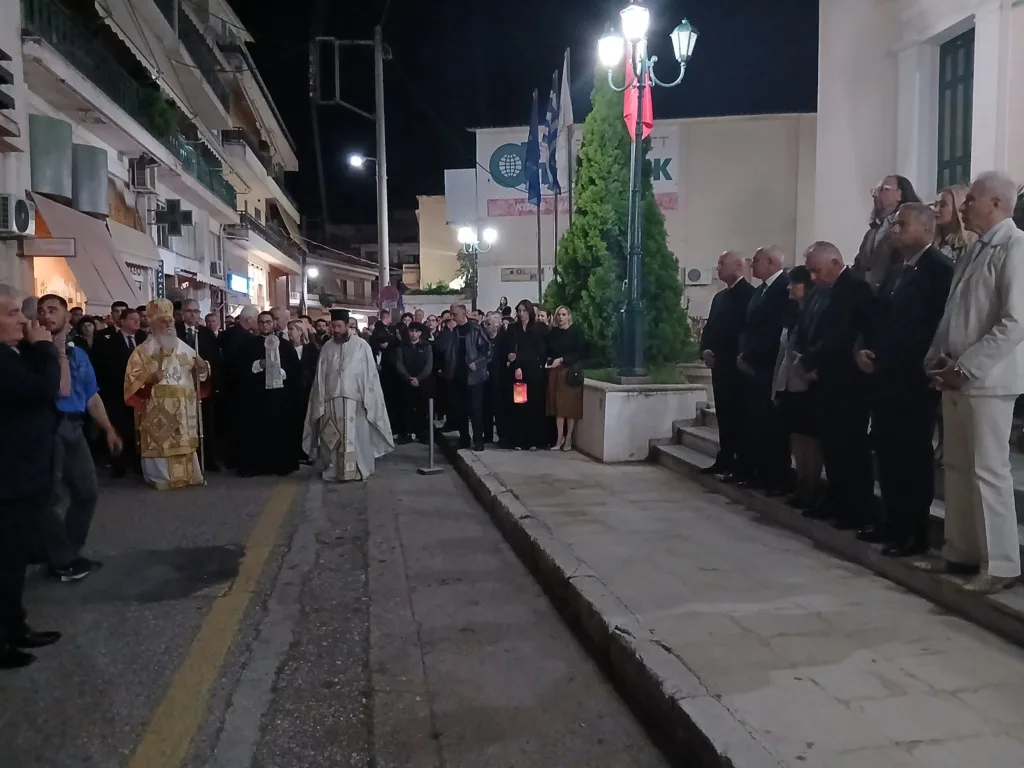 Αίγιο: Πλήθος πιστών στη συνάντηση των Επιταφίων στην κεντρική πλατεία ΦΩΤΟ