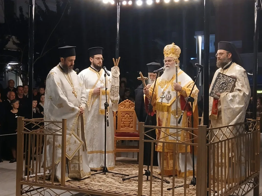 Αίγιο: Πλήθος πιστών στη συνάντηση των Επιταφίων στην κεντρική πλατεία ΦΩΤΟ Αίγιο: Πλήθος πιστών στη συνάντηση των Επιταφίων στην κεντρική πλατεία ΦΩΤΟ