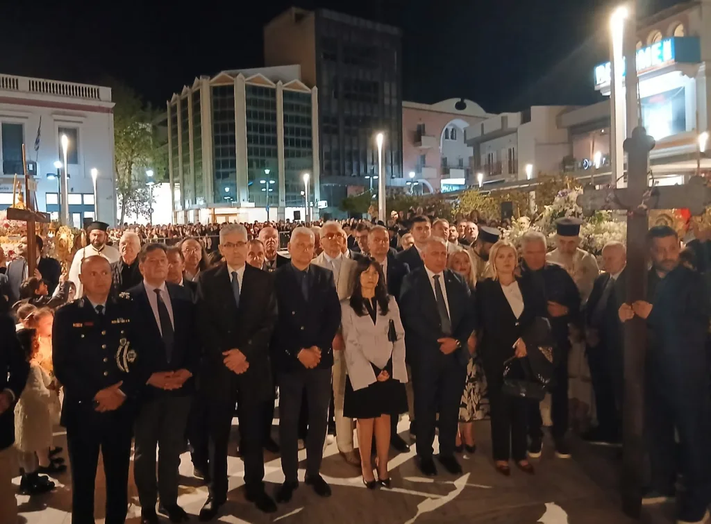 Αίγιο: Πλήθος πιστών στη συνάντηση των Επιταφίων στην κεντρική πλατεία ΦΩΤΟ