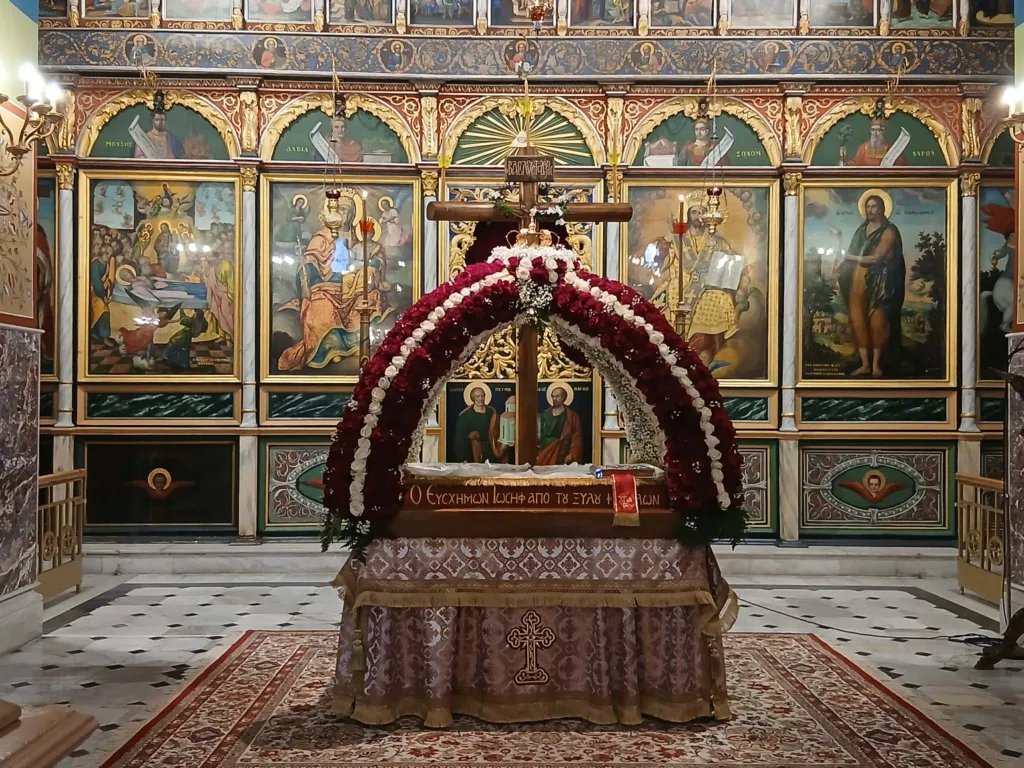 Αίγιο: Πλήθος πιστών στη συνάντηση των Επιταφίων στην κεντρική πλατεία ΦΩΤΟ Αίγιο: Πλήθος πιστών στη συνάντηση των Επιταφίων στην κεντρική πλατεία ΦΩΤΟ