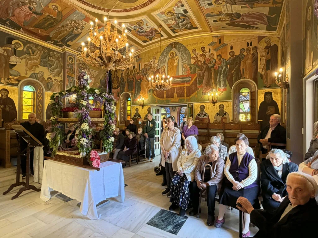 Πάτρα: Με συγκίνηση η περιφορά του Επιταφίου στο Κωνσταντοπούλειο ΦΩΤΟ