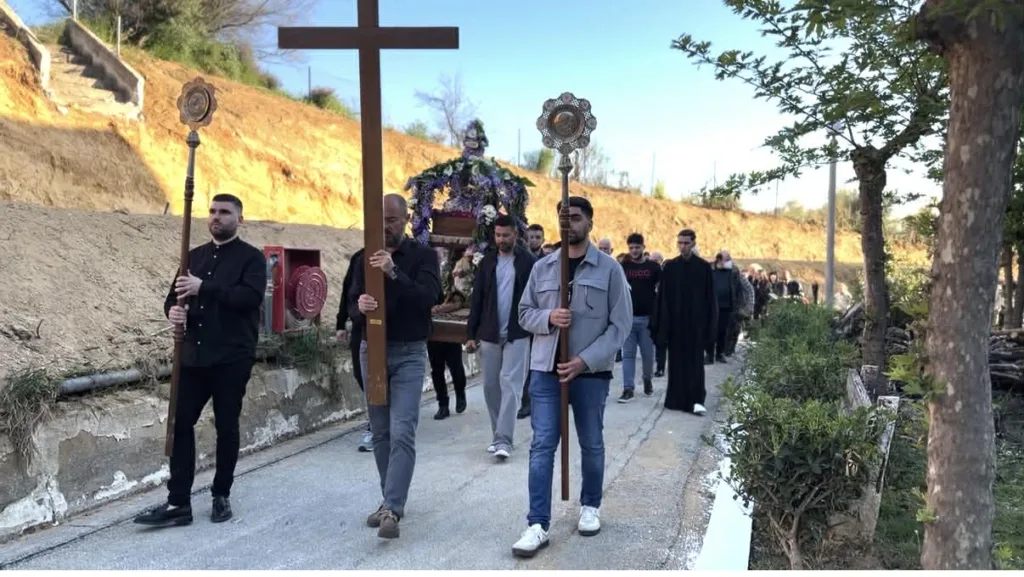 Πάτρα: Με συγκίνηση η περιφορά του Επιταφίου στο Κωνσταντοπούλειο ΦΩΤΟ