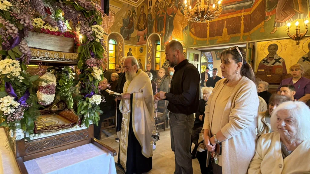 Πάτρα: Με συγκίνηση η περιφορά του Επιταφίου στο Κωνσταντοπούλειο ΦΩΤΟ