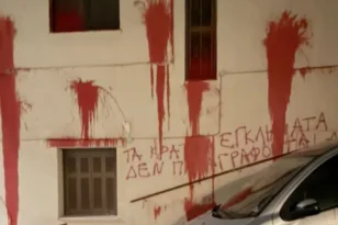 Επίθεση κουκουλοφόρων στο σπίτι του Ισίδωρου Ντογιάκου, έγραψαν στον τοίχο σύνθημα και εξαφανίστηκαν