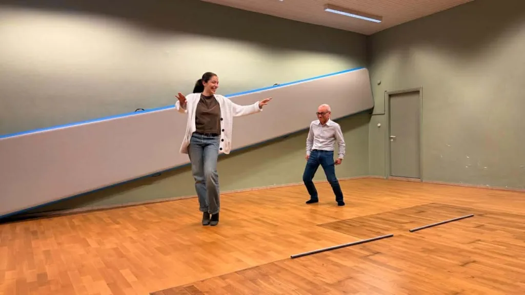 «Επιθετική Γωνία»: Σάτιρα, σκηνική ένταση και πατρινός παλμός - Ο Κ. Μάγνης και η Μαριμίλλη Ασημακοπούλου μιλούν στο pelop