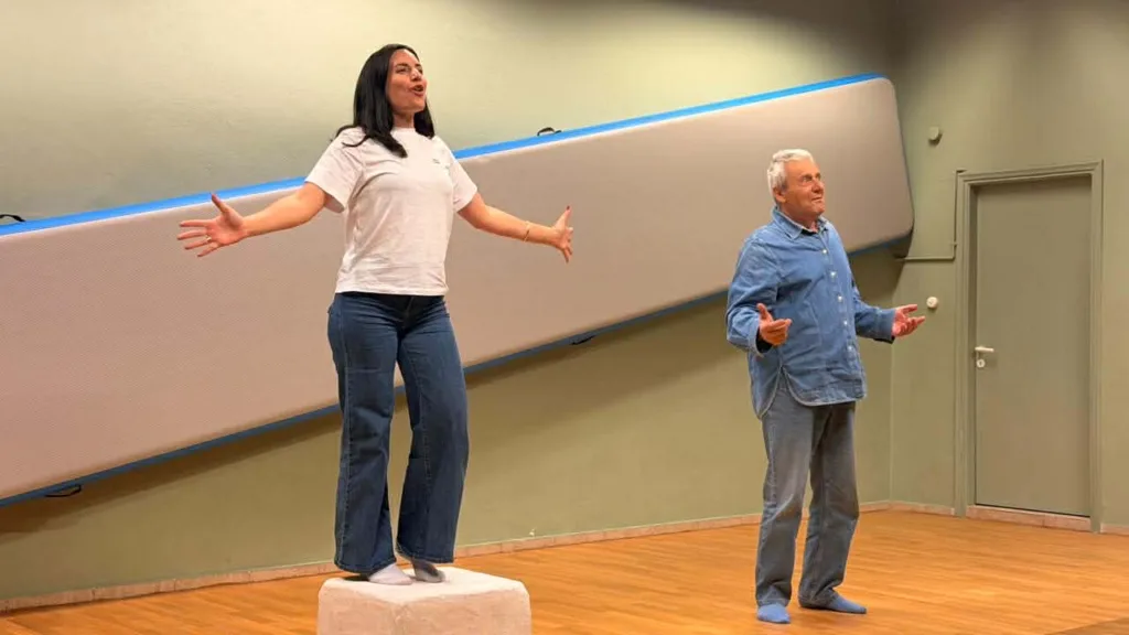 «Επιθετική Γωνία»: Σάτιρα, σκηνική ένταση και πατρινός παλμός - Ο Κ. Μάγνης και η Μαριμίλλη Ασημακοπούλου μιλούν στο pelop