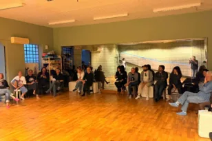 «Επιθετική Γωνία»: Σάτιρα, σκηνική ένταση και πατρινός παλμός – Ο Κ. Μάγνης και η Μαριμίλλη Ασημακοπούλου μιλούν στο pelop