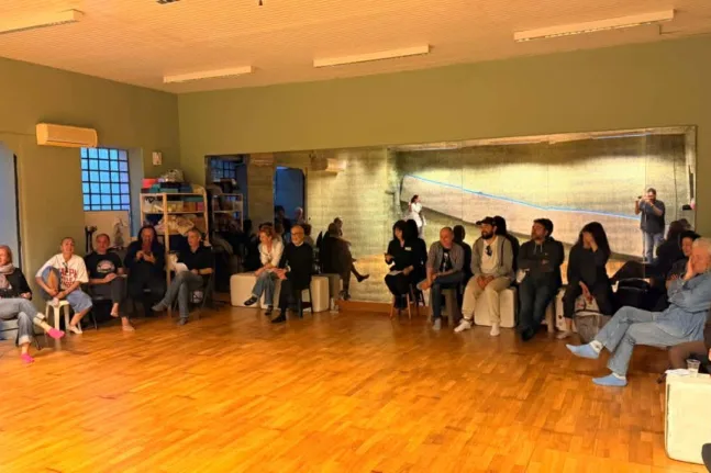 «Επιθετική Γωνιά»: Σάτιρα, σκηνική ένταση και πατρινός παλμός - Ο Κ. Μάγνης και η Μαριμίλλη Ασημακοπούλου μιλούν στο pelop