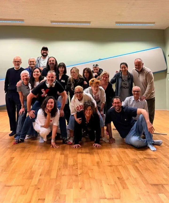 «Επιθετική Γωνία»: Σάτιρα, σκηνική ένταση και πατρινός παλμός - Ο Κ. Μάγνης και η Μαριμίλλη Ασημακοπούλου μιλούν στο pelop