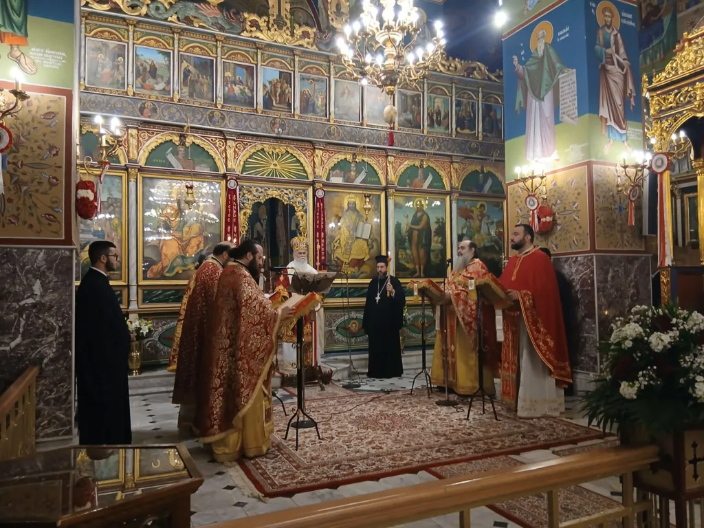 Αίγιο: Με εκκλησιαστική λαμπρότητα και πλήθος πιστών ο Εσπερινός της Αγάπης στη Φανερωμένη ΦΩΤΟ