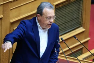 Φάμελλος σε Μητσοτάκη: «Παραιτηθείτε για να ανασάνει η χώρα» – Πίεση σε ΠΑΣΟΚ για πρόταση δυσπιστίας
