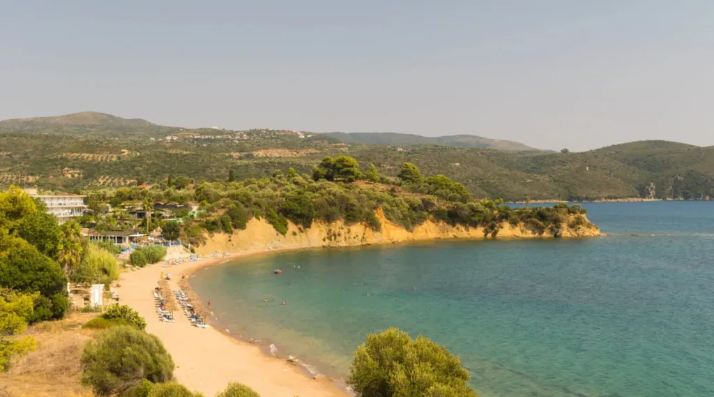 Βρήκαμε τις 10 κορυφαίες παραλίες της Πελοποννήσου Βρήκαμε τις 10 κορυφαίες παραλίες της Πελοποννήσου