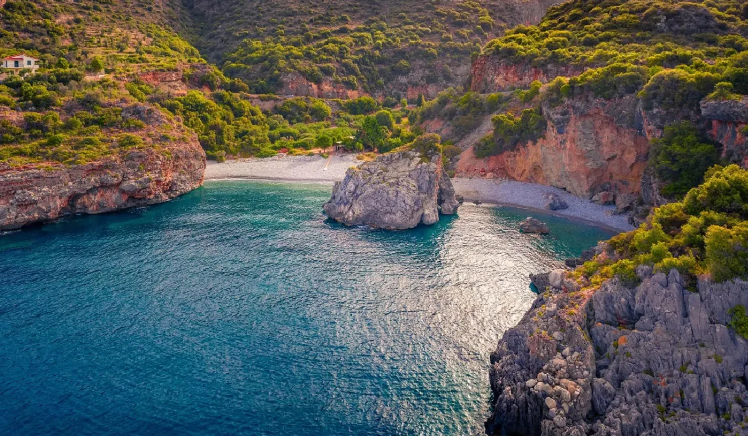 Παραλίες στην Πελοπόννησο: 10 ακτές που ορίζουν το ελληνικό καλοκαίρι