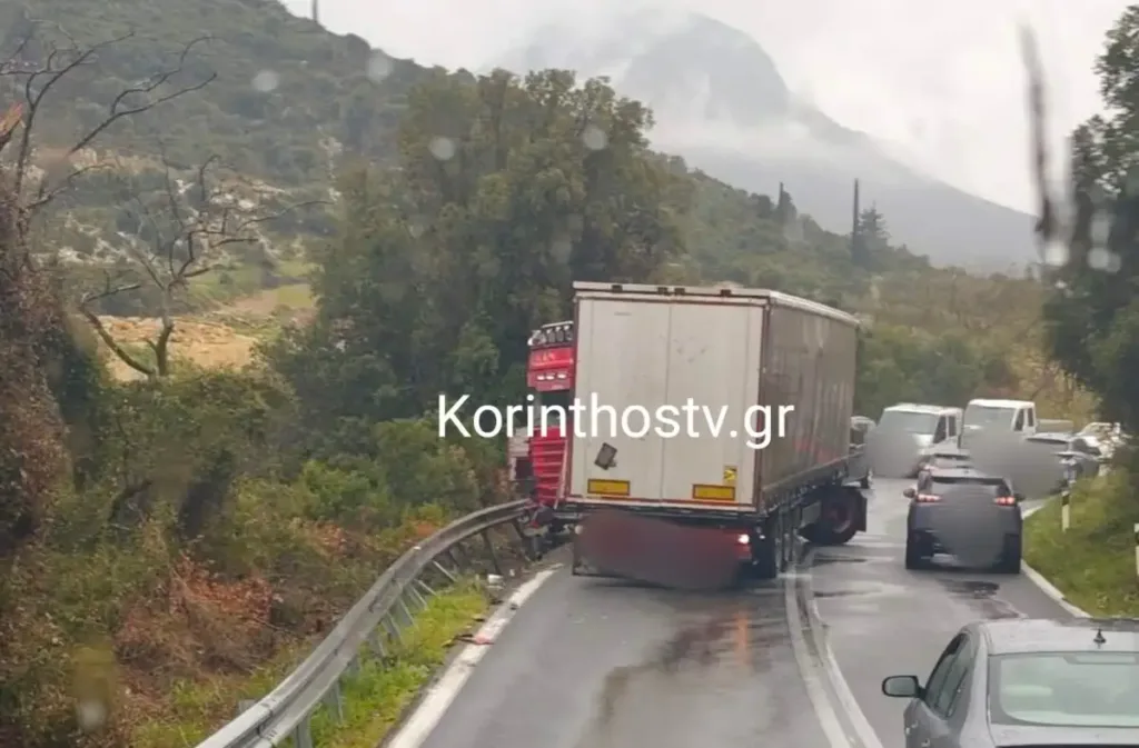 Κακοκαιρία «Erminio»: Νταλίκα δίπλωσε στην παλιά εθνική Κορίνθου - Άργους, κλειστό το ένα ρεύμα ΦΩΤΟ