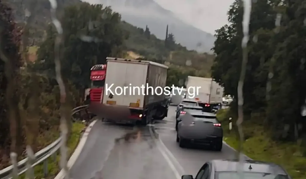 Κακοκαιρία «Erminio»: Νταλίκα δίπλωσε στην παλιά εθνική Κορίνθου - Άργους, κλειστό το ένα ρεύμα ΦΩΤΟ