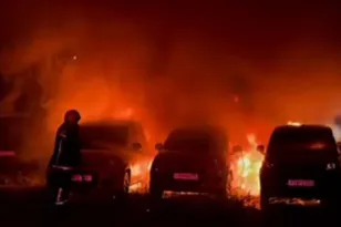 Ηράκλειο: Μεγάλη φωτιά σε πάρκινγκ με ενοικιαζόμενα αυτοκίνητα – Στάχτη τουλάχιστον 18 οχήματα