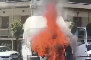 Νίκαια: Βαν λαμπάδιασε εν κινήσει στη Γρηγορίου Λαμπράκη – Έκλεισε ρεύμα κυκλοφορίας ΒΙΝΤΕΟ