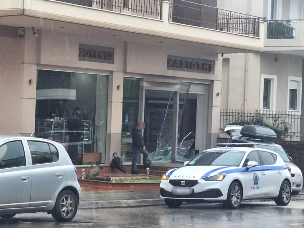 Αγρίνιο: Αυτοκίνητο μπούκαρε σε φούρνο και διέλυσε τη γυάλινη πρόσοψη ΦΩΤΟ ΒΙΝΤΕΟ