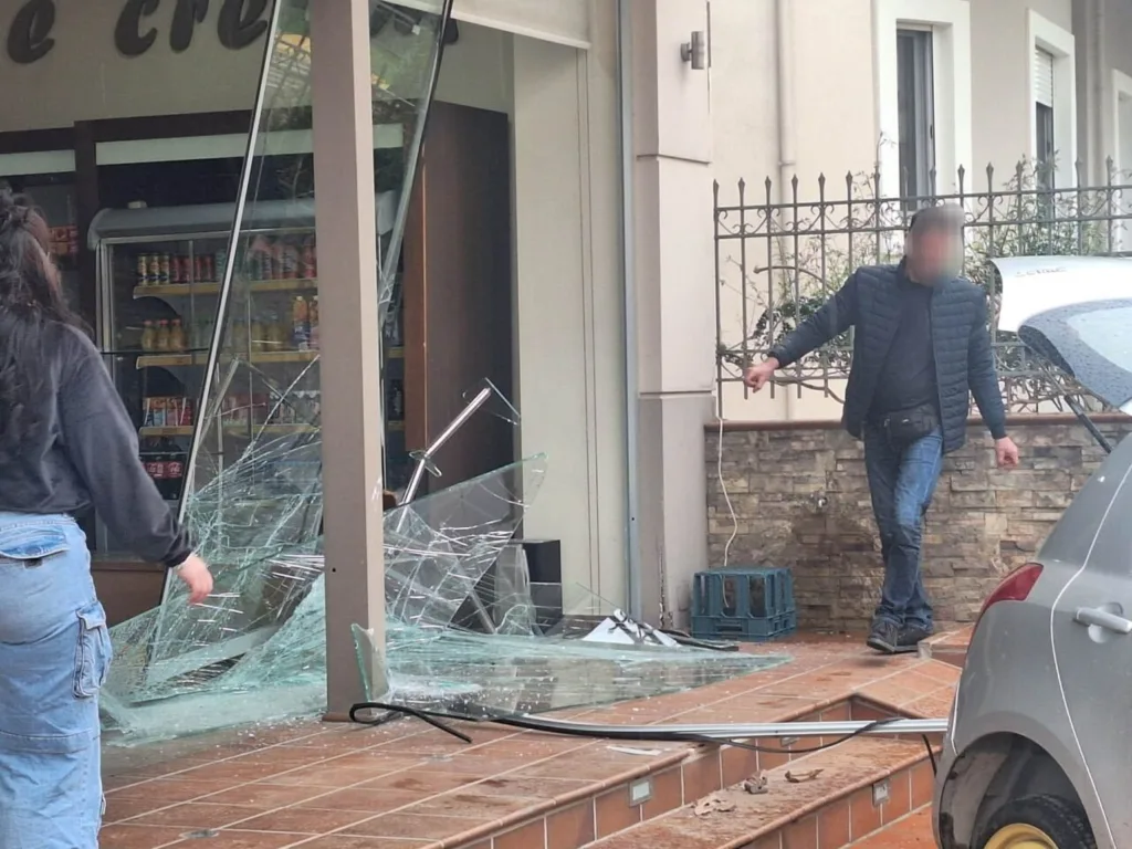 Αγρίνιο: Αυτοκίνητο μπούκαρε σε φούρνο και διέλυσε τη γυάλινη πρόσοψη ΦΩΤΟ ΒΙΝΤΕΟ