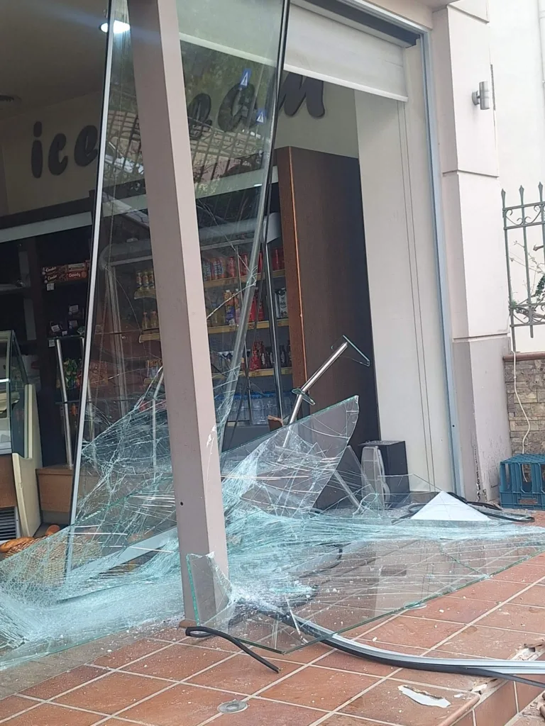 Αγρίνιο: Αυτοκίνητο μπούκαρε σε φούρνο και διέλυσε τη γυάλινη πρόσοψη ΦΩΤΟ ΒΙΝΤΕΟ