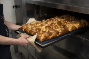 Τσουρέκια Πάσχα 2026: Σταθερές οι τιμές, χαμηλά ακόμη η κίνηση στα αρτοποιεία