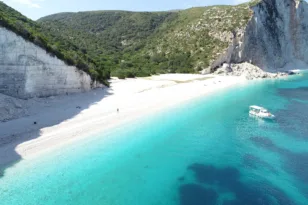 Ποιες είναι οι τρεις ελληνικές παραλίες που βρίσκονται ανάμεσα στις καλύτερες της Ευρώπης