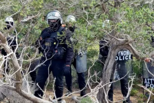 Συνοδεία ΜΑΤ κατεδαφίζουν τις καλύβες από τις παραλίες στη Γαύδο