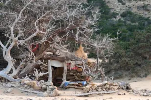 Γαύδος: Κατεδαφίστηκαν παραπήγματα, συνελήφθη φυγόποινος για ναρκωτικά που κρυβόταν εκεί
