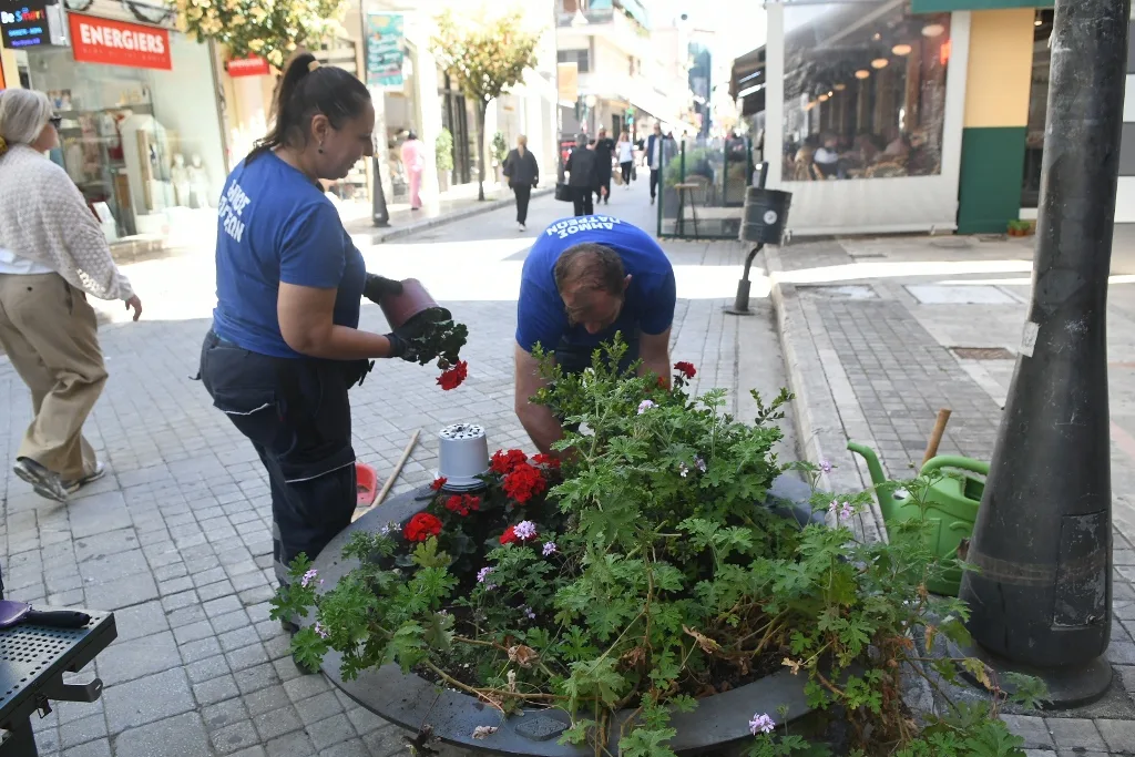 Πάτρα: Κόκκινα γεράνια στη Ρήγα Φεραίου και λουλούδια σε πλατείες ενόψει Πρωτομαγιάς ΦΩΤΟ