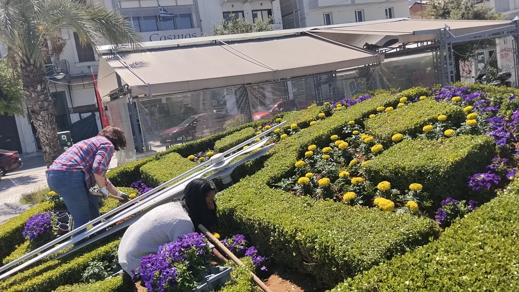 Πάτρα: Κόκκινα γεράνια στη Ρήγα Φεραίου και λουλούδια σε πλατείες ενόψει Πρωτομαγιάς ΦΩΤΟ