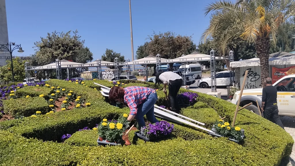 Πάτρα: Κόκκινα γεράνια στη Ρήγα Φεραίου και λουλούδια σε πλατείες ενόψει Πρωτομαγιάς ΦΩΤΟ