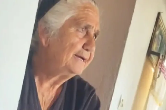 «Τι είναι αυτό το κάρμα;»: Η αυθόρμητη αντίδραση γιαγιάς σε τατουάζ εγγονού έγινε viral ΒΙΝΤΕΟ