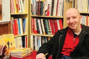 Έφυγε στα 41 του ο εκπαιδευτικός και συγγραφέας Γιάννης Μπρούζος - Είχε γράψει το βιβλίο «Τι πραγματικά αξίζει – 24 γράμματα στον γιο μου»