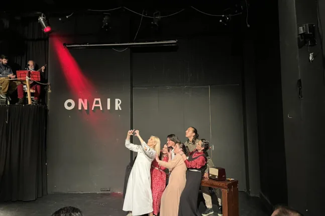 Πάτρα: Το «Η πρώτη συχνότητα μας ενώνει» έφερε το ραδιόφωνο στη σκηνή και κέρδισε το κοινό στις Γραμμές Τέχνης