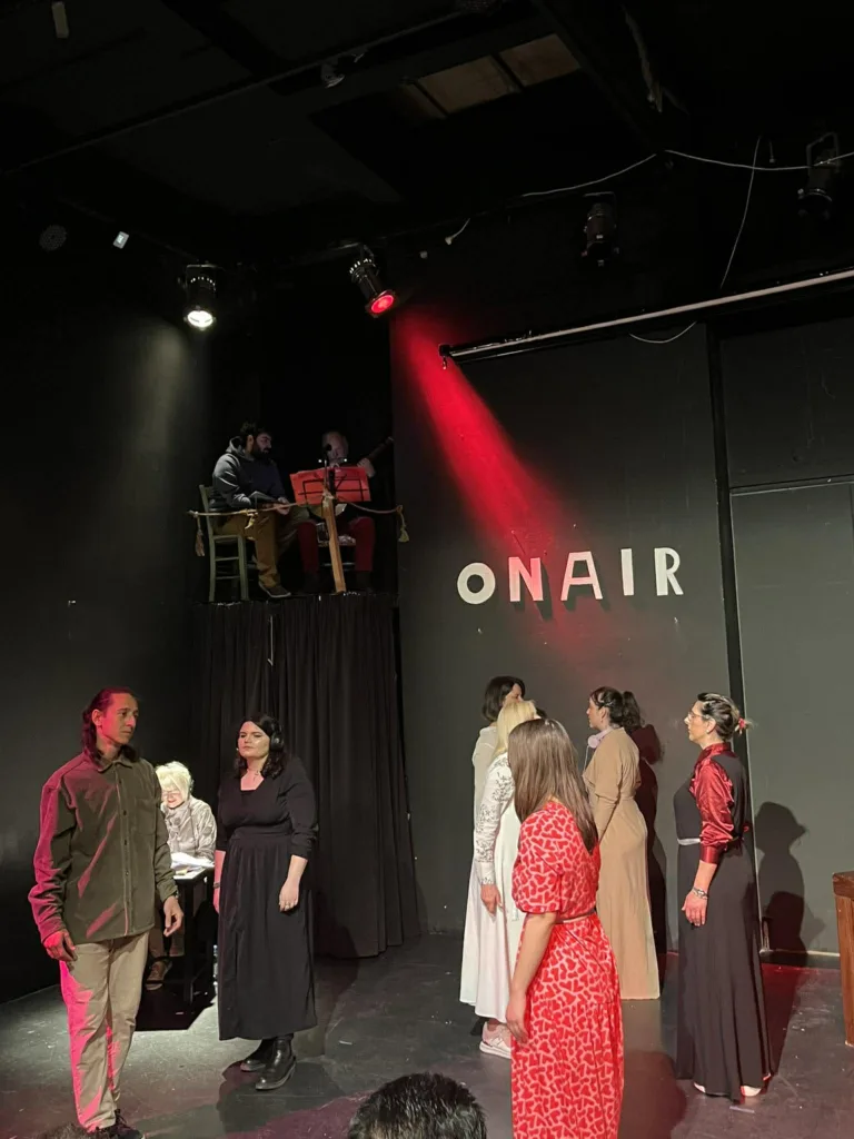 Πάτρα: Το «Η πρώτη συχνότητα μας ενώνει» έφερε το ραδιόφωνο στη σκηνή και κέρδισε το κοινό στις Γραμμές Τέχνης