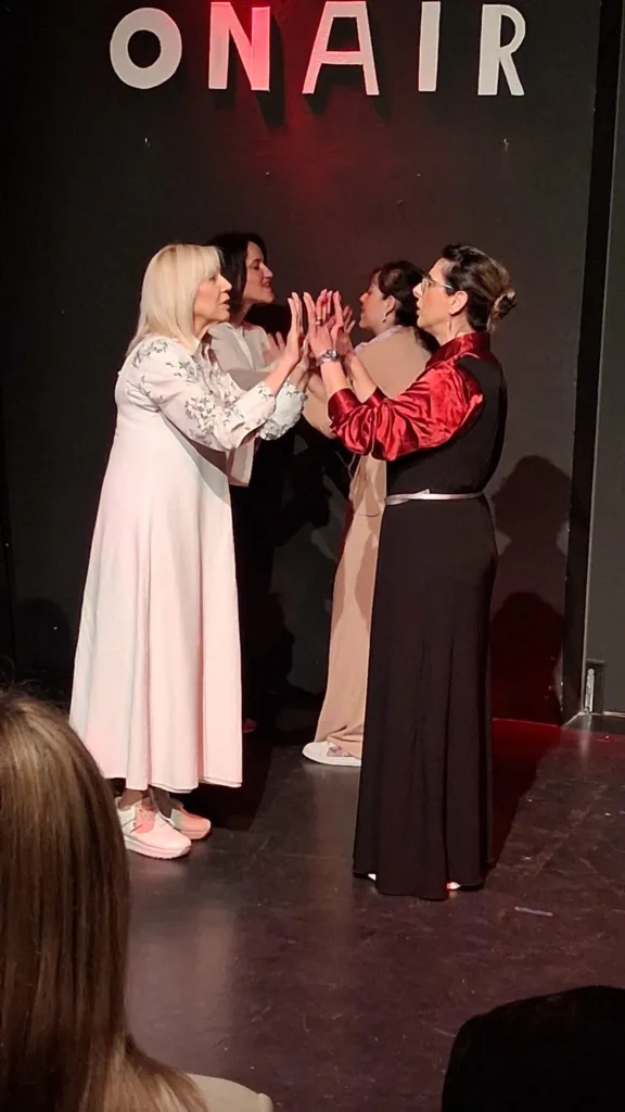 Πάτρα: Το «Η πρώτη συχνότητα μας ενώνει» έφερε το ραδιόφωνο στη σκηνή και κέρδισε το κοινό στις Γραμμές Τέχνης