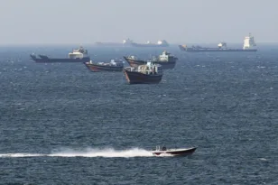 Στενά του Ορμούζ: Νάρκες με μικρά σκάφη αναπτύσσει το Ιράν, ο Τραμπ να ζητά «καταστροφή»