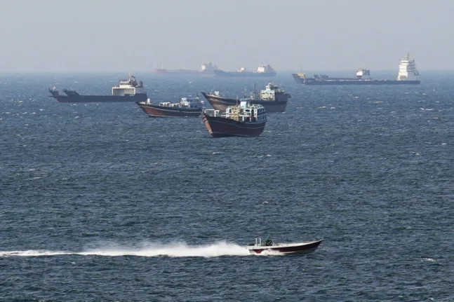 Στενά του Ορμούζ: Νάρκες με μικρά σκάφη αναπτύσσει το Ιράν, ο Τραμπ να ζητά «καταστροφή»