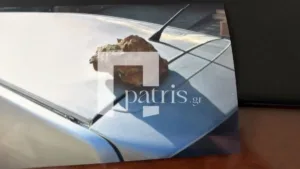 Κινούνταν στην Εθνική Οδό και έπεσε κομμάτι τσιμέντου στο ΙΧ τους! ΦΩΤΟ