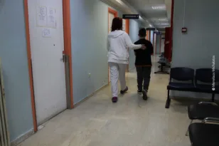 Πάτρα: Σταματήστε τις συσκέψεις, προστατέψτε τα παιδιά – Στο Καραμανδάνειο παραμένει φρουρούμενο το 10 μηνών βρέφος