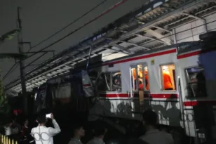 Σοκ στην Τζακάρτα: 14 νεκροί μετά από τρομακτική σύγκρουση δύο τρένων, πολλοί ακόμα παγιδευμένοι