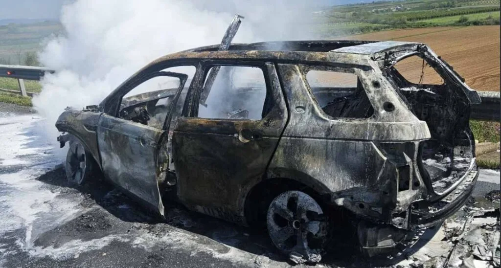 Ιόνια Οδός: Αυτοκίνητο τυλίχθηκε στις φλόγες κοντά στη Γουριώτισσα Αγρινίου ΦΩΤΟ