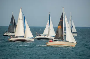 Αγώνας «Θυσίας» από ΙΟΠ: 100 ιστιοπλόοι, 29 σκάφη, μοναδικό θέαμα – Φωτογραφίες