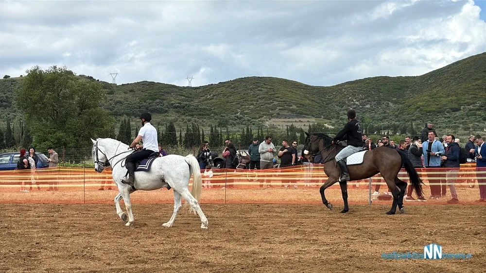 Μεσολόγγι: Αναβίωσαν οι ιπποδρομίες του Αγίου Γεωργίου με εκατοντάδες θεατές ΦΩΤΟ