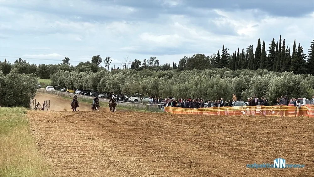 Μεσολόγγι: Αναβίωσαν οι ιπποδρομίες του Αγίου Γεωργίου με εκατοντάδες θεατές ΦΩΤΟ
