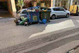 Πάτρα: Πάρκαρε στη θέση των γεμάτων κάδων σκουπιδιών – Μια εικόνα, τρία προβλήματα